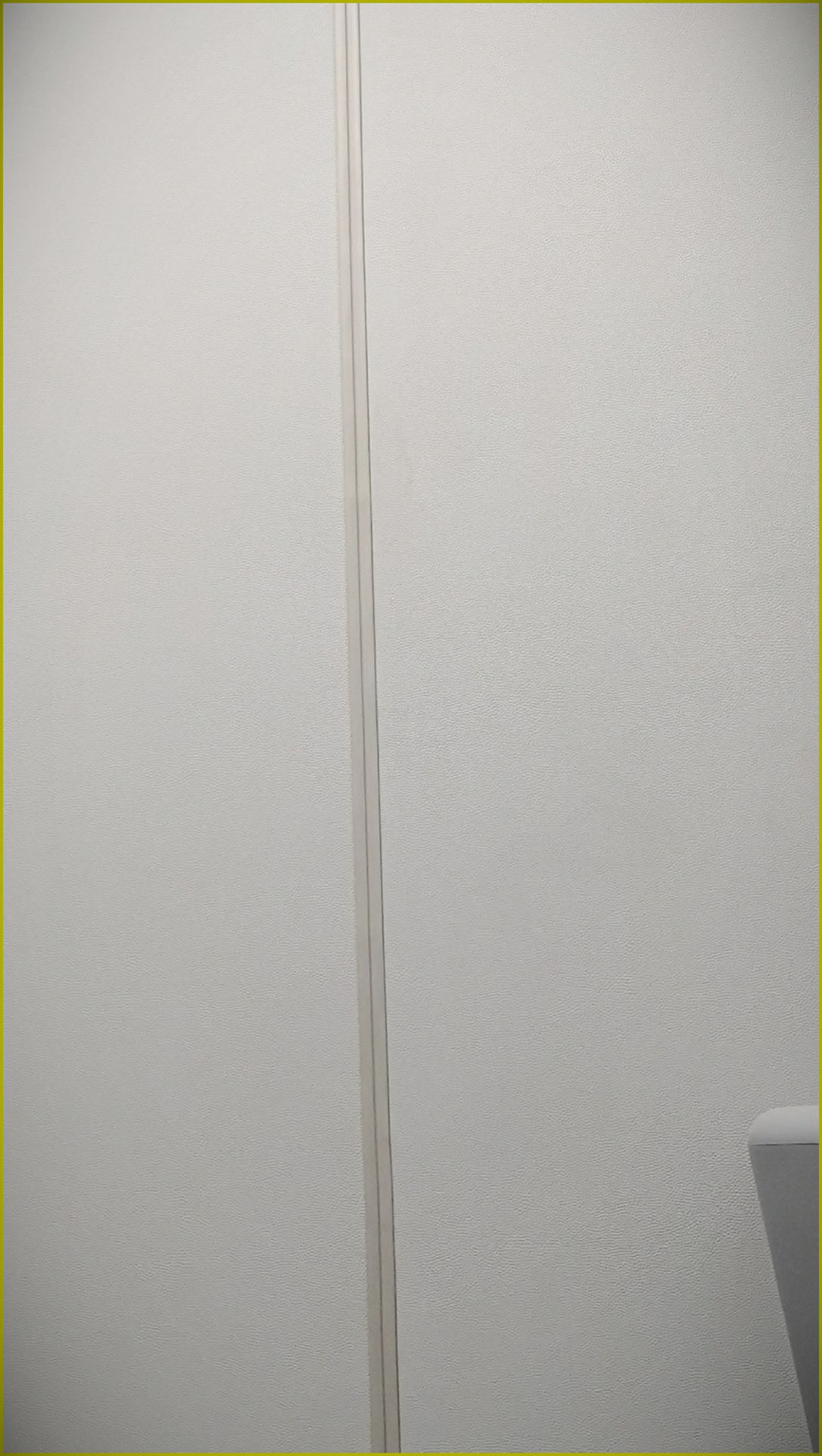 白色皮革防撞软包墙板拼接缝特写,荔枝纹皮革包覆高密度海绵,适用于审讯室办案区墙面防撞