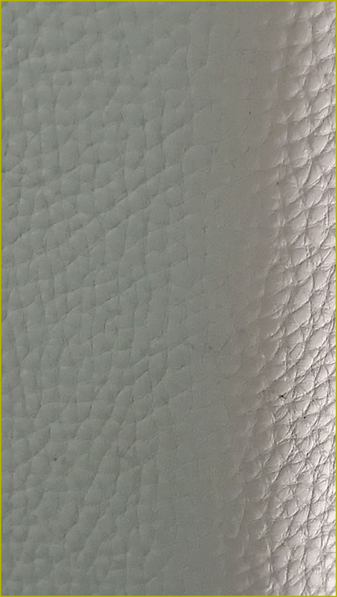 防撞软包表面纹理特写，浅灰白色PU皮革包覆高密度海绵，办案区审讯室墙面防撞防自伤装饰材料