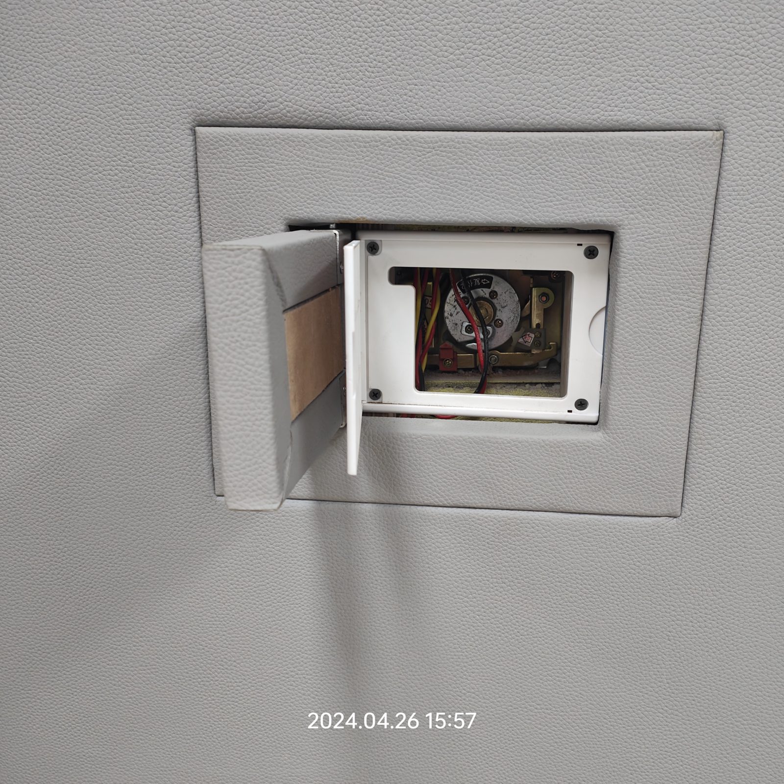 灰色皮革防撞软包墙板检修口开盖展示内部锁具走线，高密度海绵软包适用于办案区审讯室防撞工程