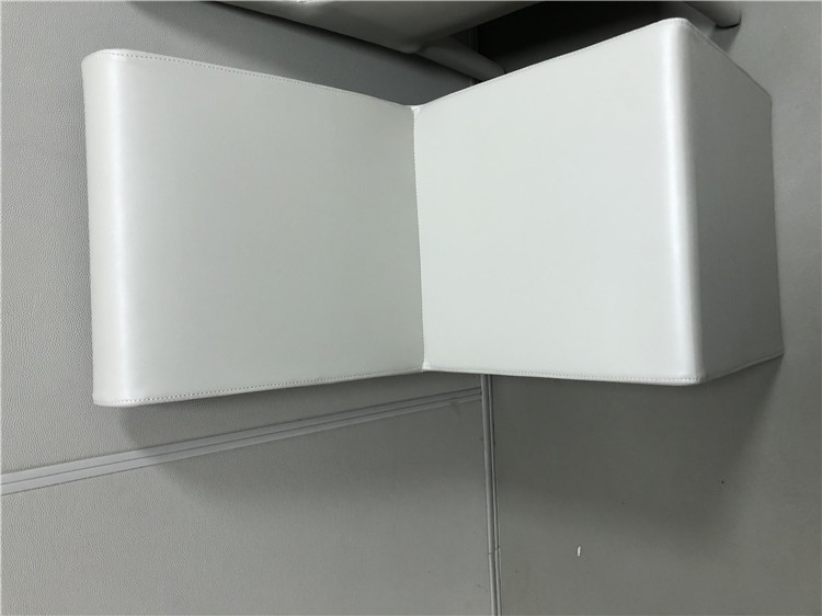 白色皮革防撞软包墙板特写，高密度海绵填充缝线工艺，适用于审讯室办案区防撞