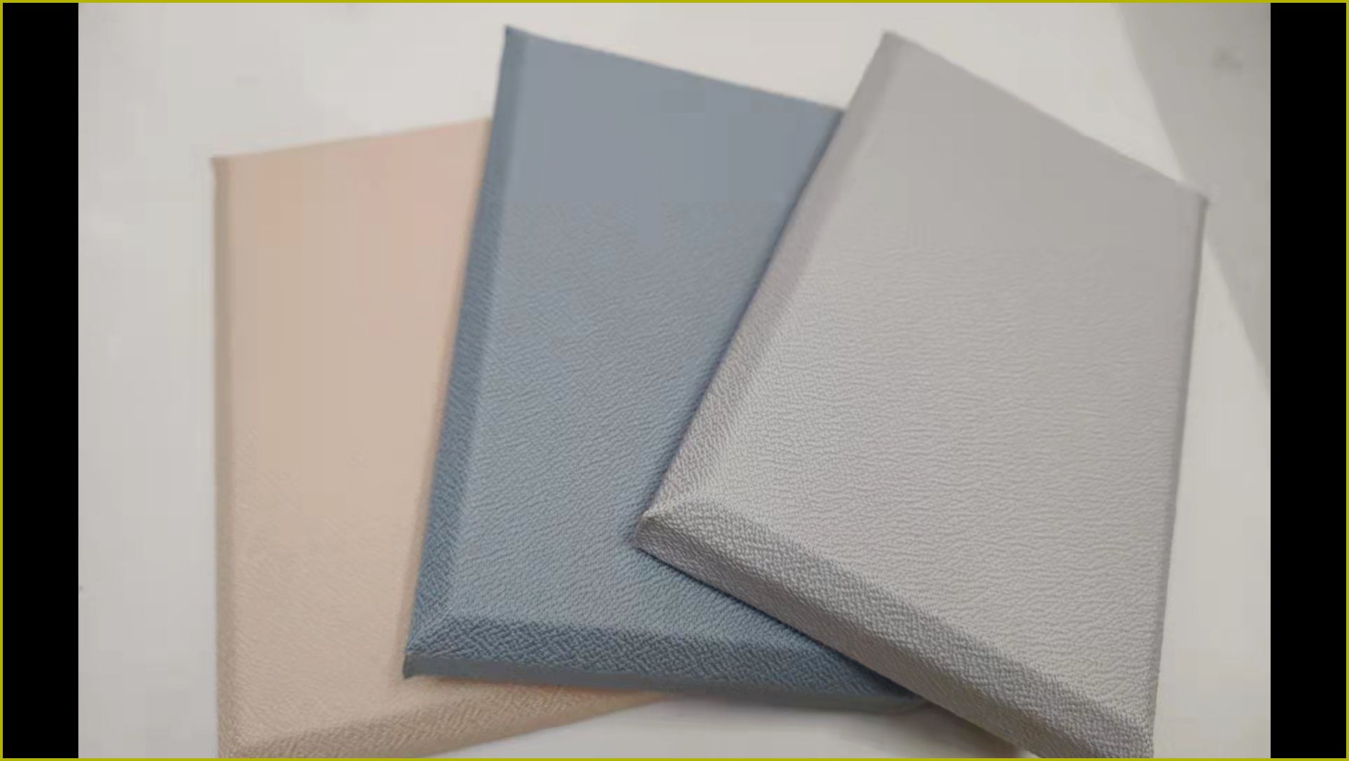 多种颜色皮革防撞软包墙板样品，高密度海绵填充荔枝纹面料，适用于办案区审讯室墙面防撞