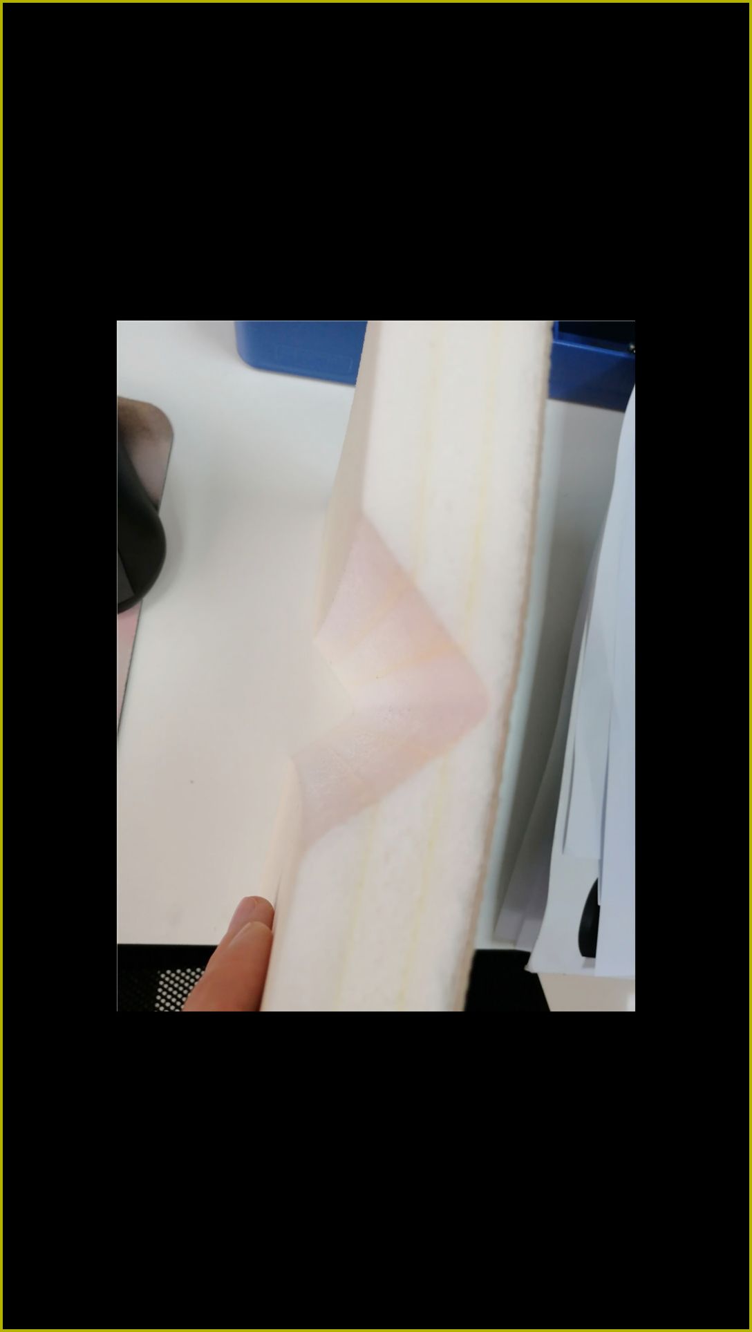 白色高密度海绵防撞软包板材特写，展示自粘胶层结构，适用于办案区墙面软包铺装