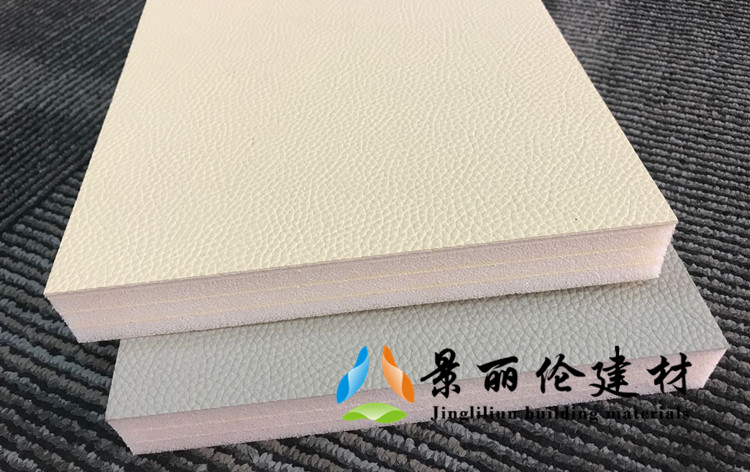 米白色荔枝纹皮革防撞软包板样品，高密度海绵内芯分层结构，适用于办案区审讯室墙面防撞