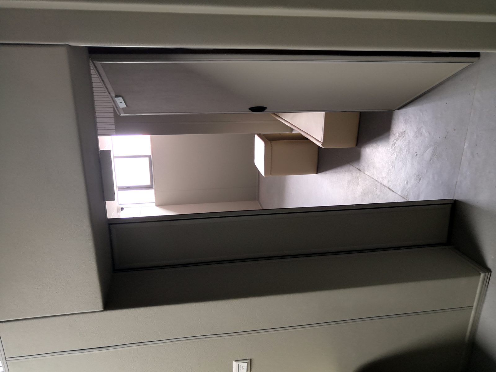 办案区审讯室米色皮革防撞软包门特写，配金属框观察窗，高密度海绵软包防自伤设计