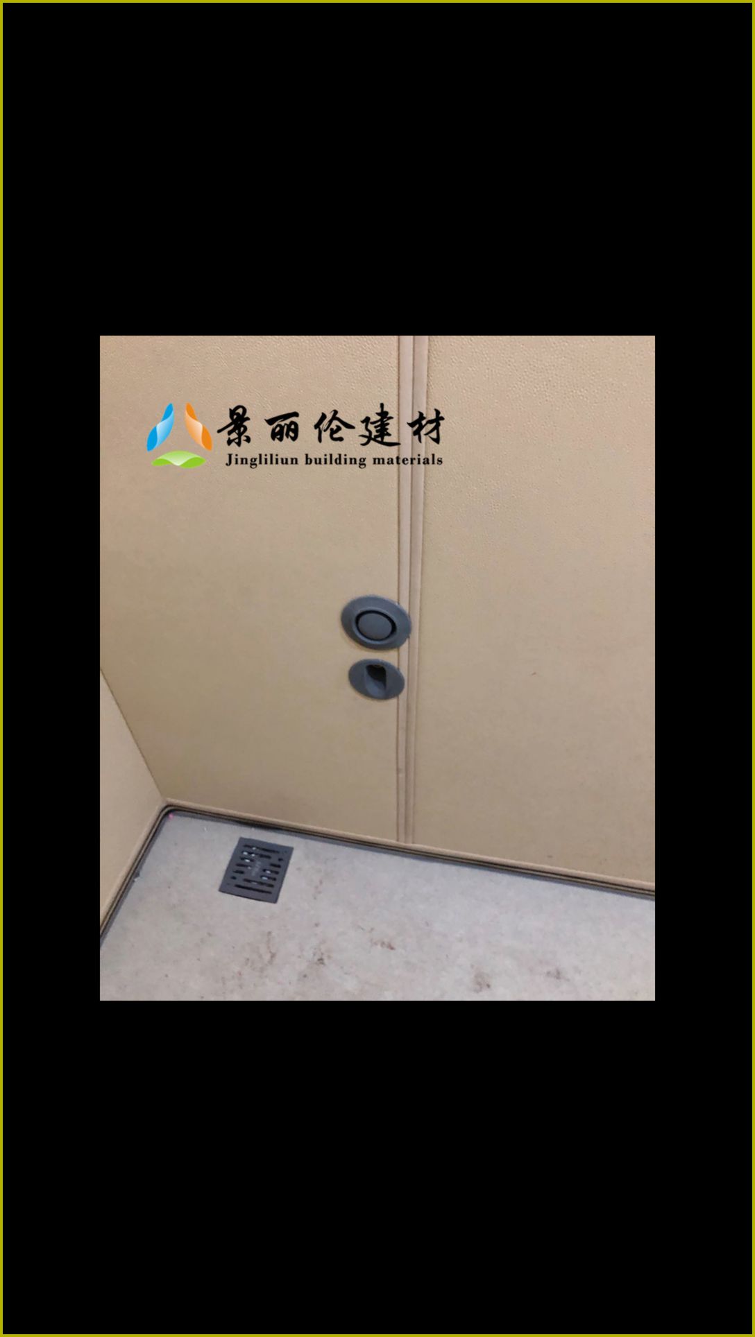 办案区留置室米色皮革防撞软包墙面与软包门整体实景，配防撞地漏，高密度海绵防自伤设计