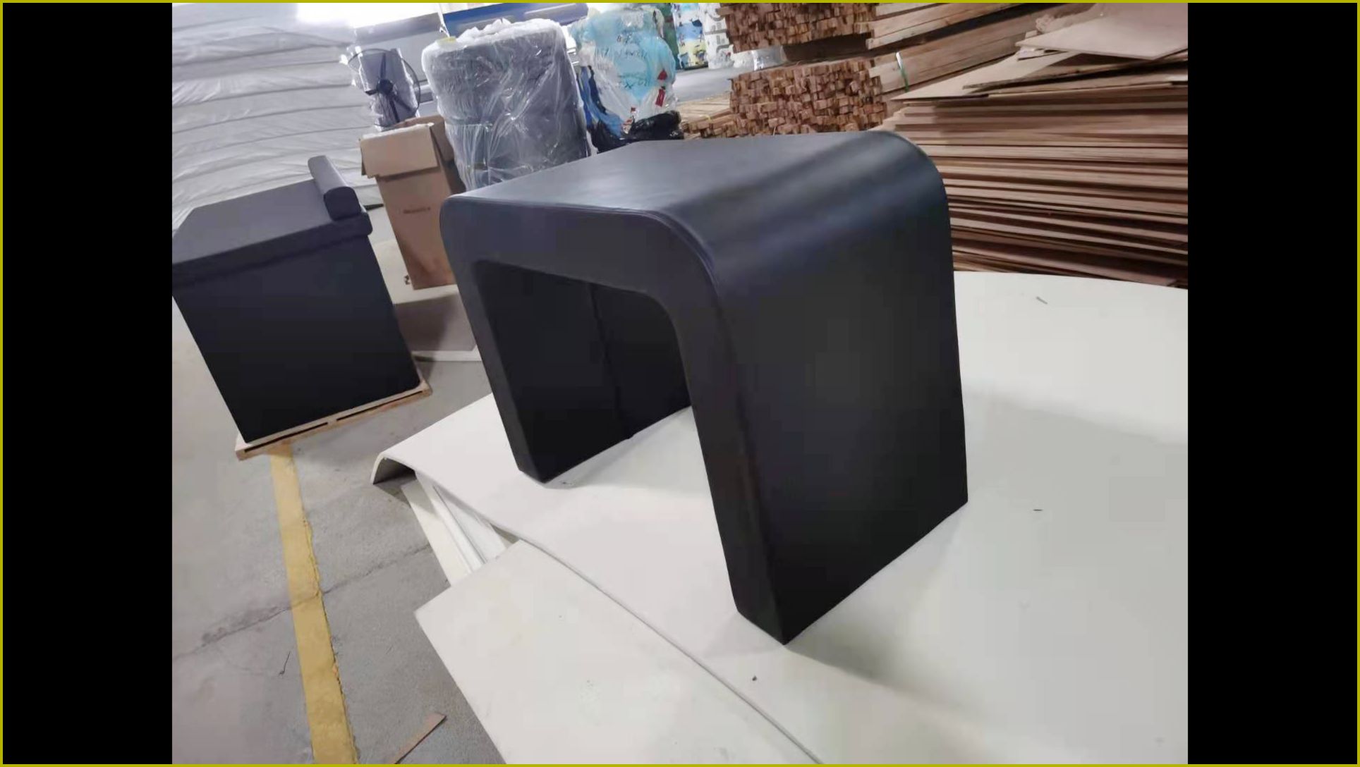 黑色皮革软包防撞桌工厂实拍,高密度海绵填充圆角无棱角设计,适用于办案区审讯室防撞防自伤