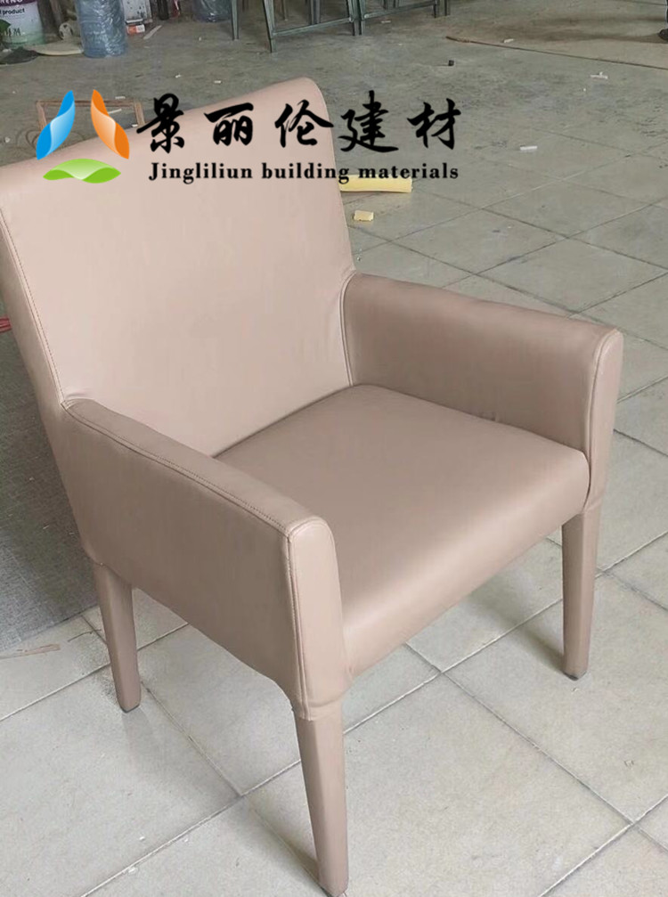 米色皮革软包防撞扶手椅，高密度海绵填充圆角设计，适用于办案区审讯室留置室防撞家具