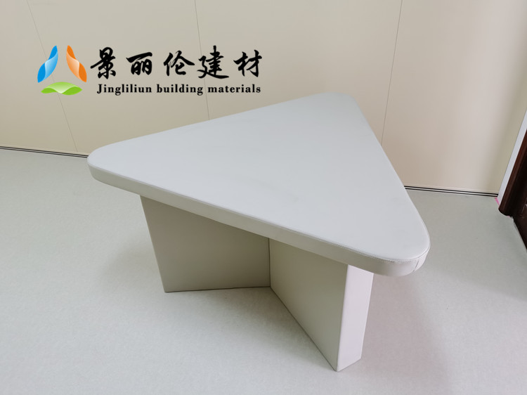 白色皮革软包防撞三角桌，高密度海绵填充圆角设计，适用于办案区审讯室