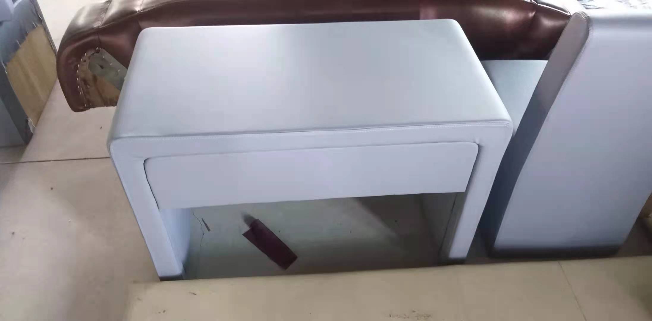 白色皮革软包防撞桌,圆角包边高密度海绵填充,适用于办案区审讯室防撞家具配套