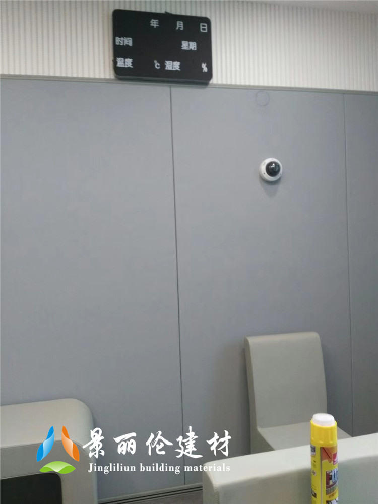公安办案区询问室灰色防撞软包墙面与软包椅安装实景，高密度海绵软包防自伤设计