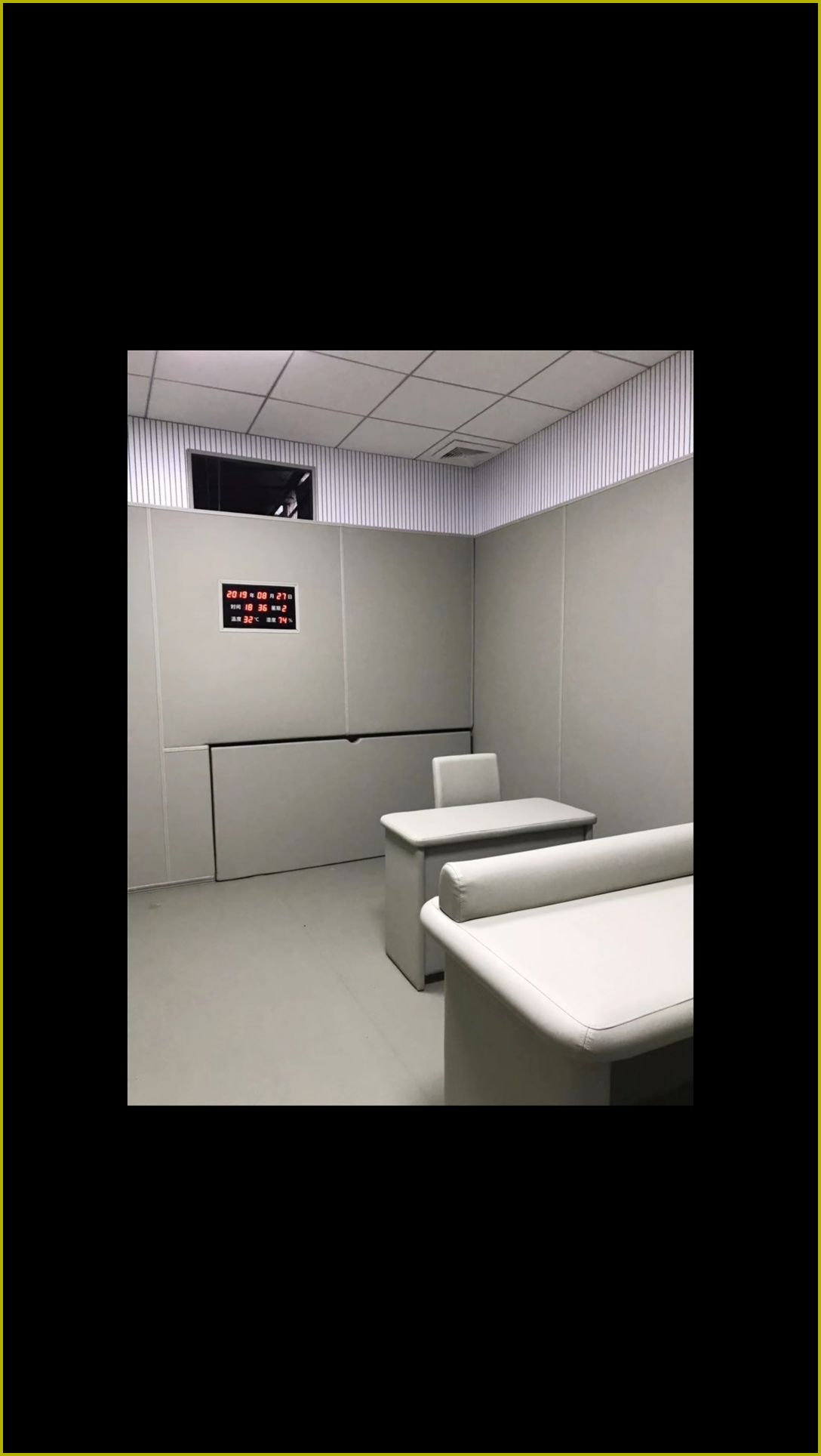公安办案区询问室防撞软包墙面与防撞桌椅整体装修实景，白色高密度海绵软包圆角防自伤设计