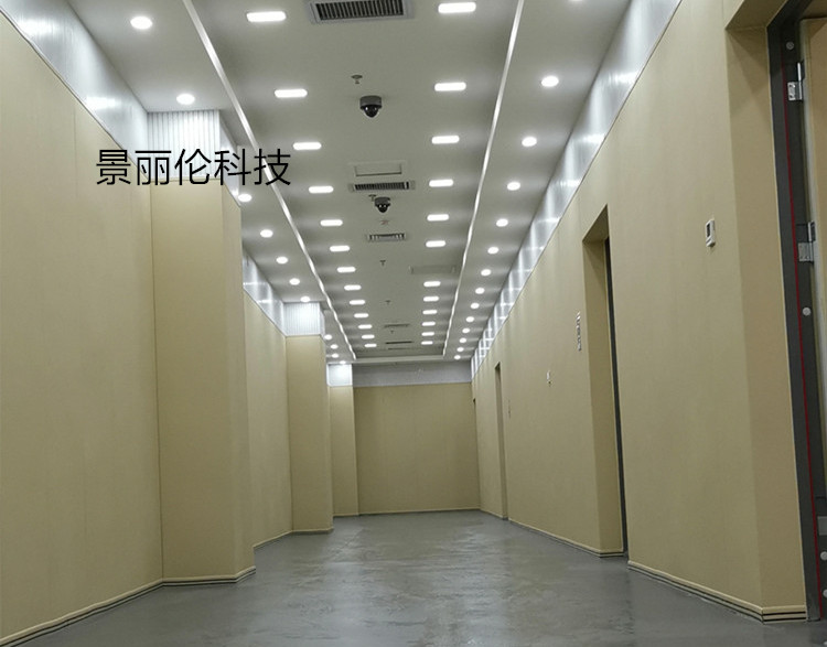 公检法办案区走廊米色防撞软包墙面安装实景,高密度海绵软包防自伤设计