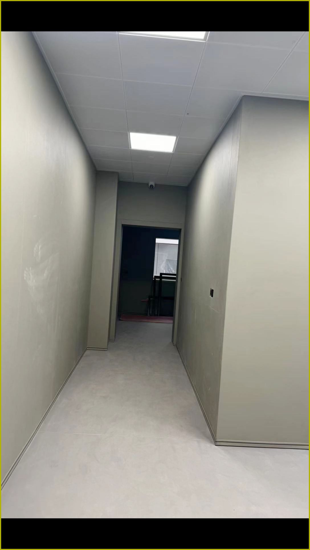 公检法办案区走廊防撞软包墙面安装实景，浅灰色一体化无缝软包墙板防自伤设计