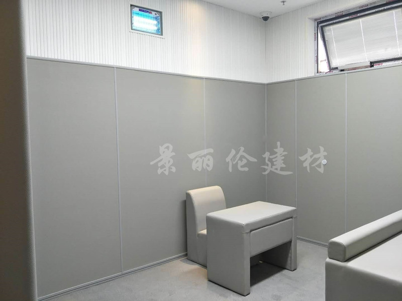 询问室防撞软包墙面整体装修实景,米白色软包墙板搭配圆角防撞桌椅,适用于公检法办案区
