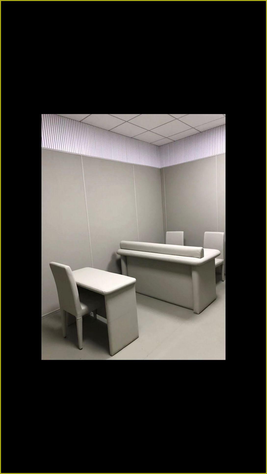 审讯室防撞软包墙面与皮革软包桌椅整体装修实景,白色软包防撞防自伤设计适用于办案区