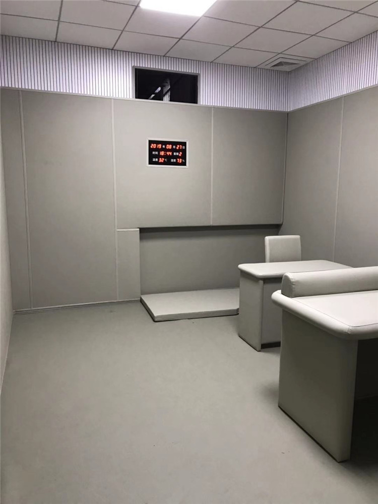 审讯室防撞软包墙面整体装修实景,灰色软包墙板搭配防撞桌椅,高密度海绵防自伤设计