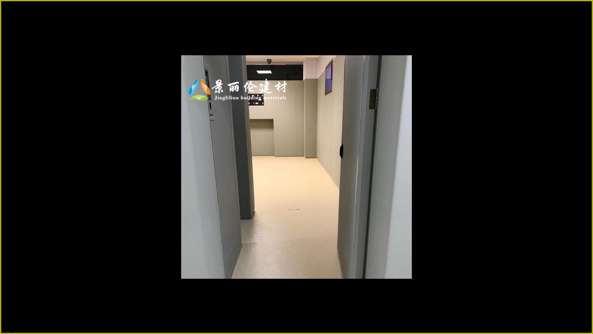 公检法办案区走廊防撞软包墙面与防撞门安装实景，浅灰色软包全覆盖防自伤设计