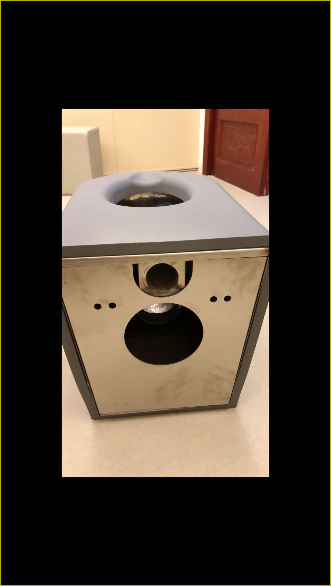 灰色软包防撞蹲便器，高密度海绵皮革包覆配不锈钢管线接口背板，适用于留置室审讯室防自伤设计
