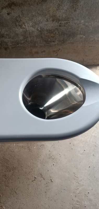 白色一体式防撞蹲便器,不锈钢内胆圆角无棱角设计,适用于看守所留置室办案区防自伤卫生间