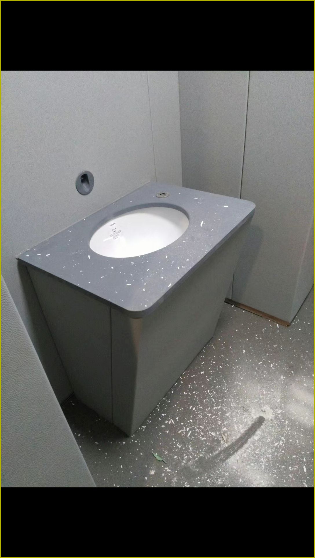 办案区审讯室防撞软包洗手台,灰色圆角石材台面嵌入陶瓷洗手盆,皮革软包柜体防自伤设计