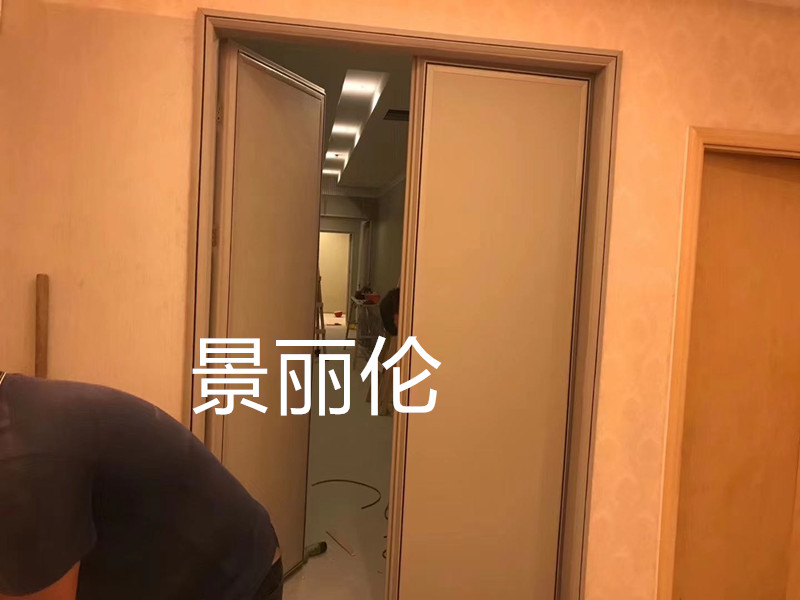 木饰面隔音房内部施工现场实景,浅木色吸音板墙面与门框安装,展示声学装修工艺与房间隔音结构